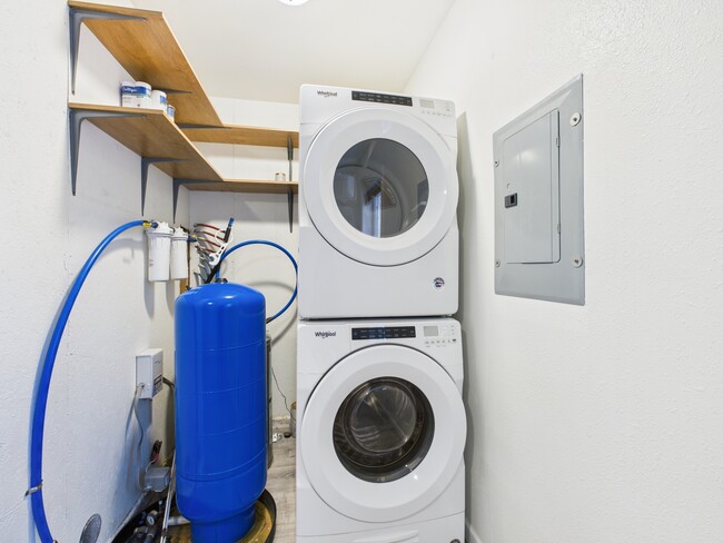 Building Photo - 2377 Edsson Ave