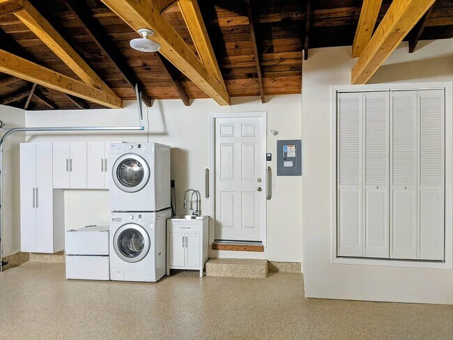 Building Photo - 4364 Mowry Ave