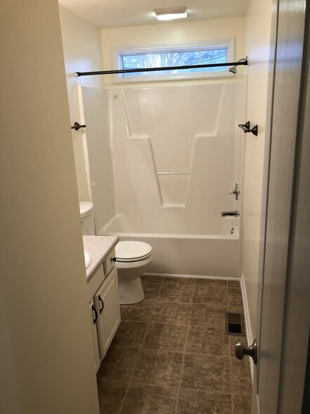 Main Bath - 1129 Woodbriar Street