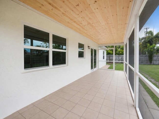 Building Photo - 1313 Pinetta Cir