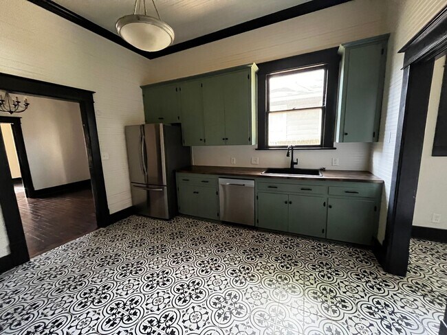 Building Photo - Historic Highland 2 Bedroom / 1.5 Bathroom Home