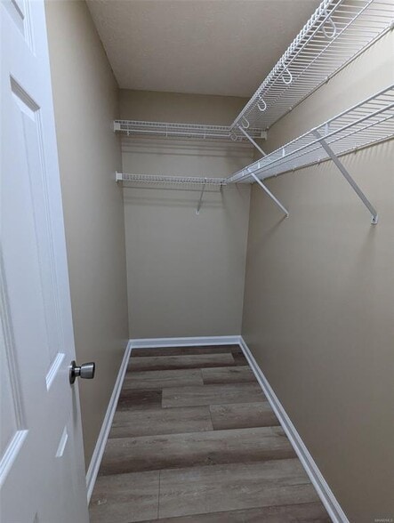 Building Photo - 6885 Brownwood Ln