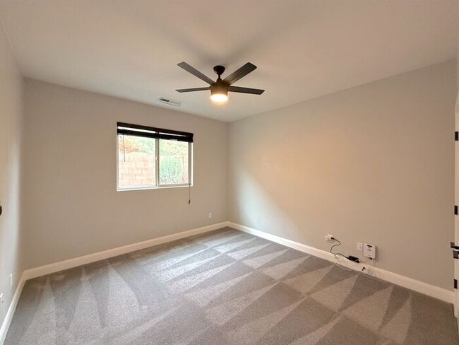 Building Photo - 4 bed, 2.5 bath duplex unit w/2 car garage