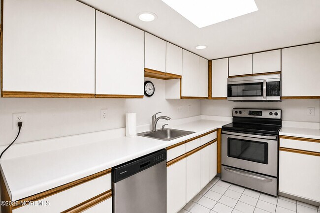 Building Photo - 332B Quinton Dr