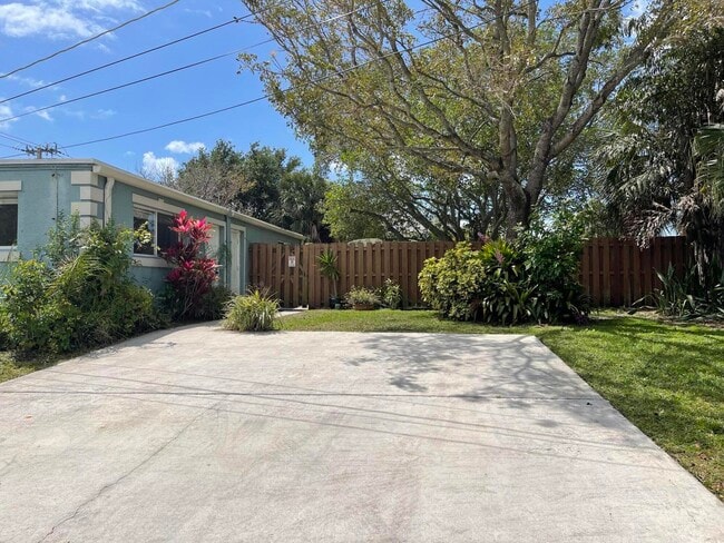 Building Photo - 701 SE 4th St