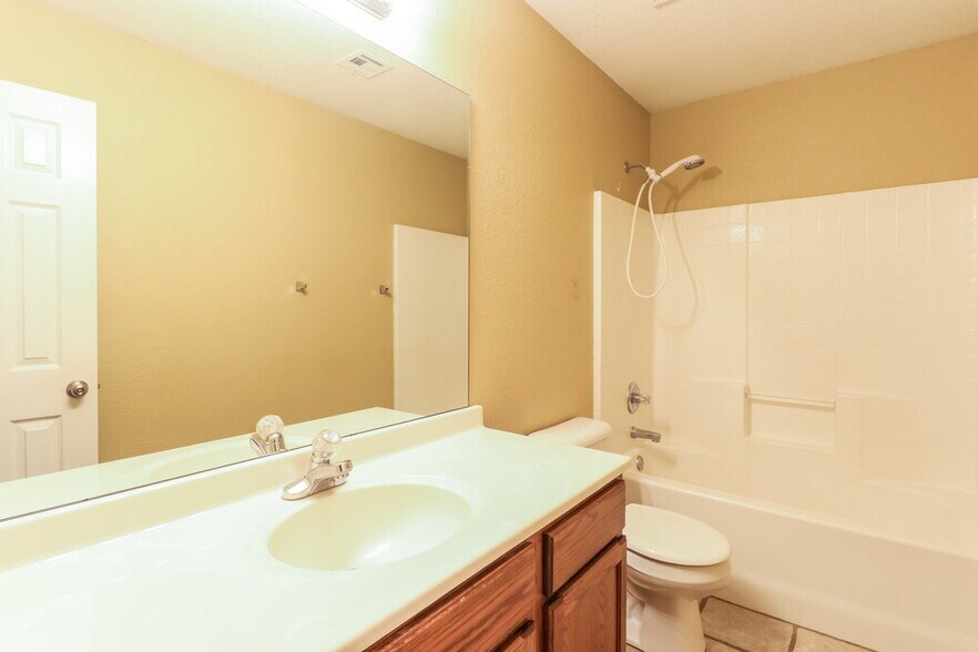 Building Photo - 512 SW 38th Terrace