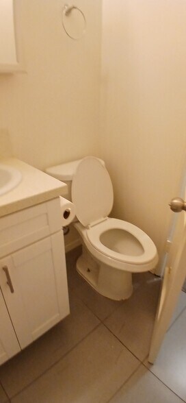 Toilet - 1728 N Hollywood Way