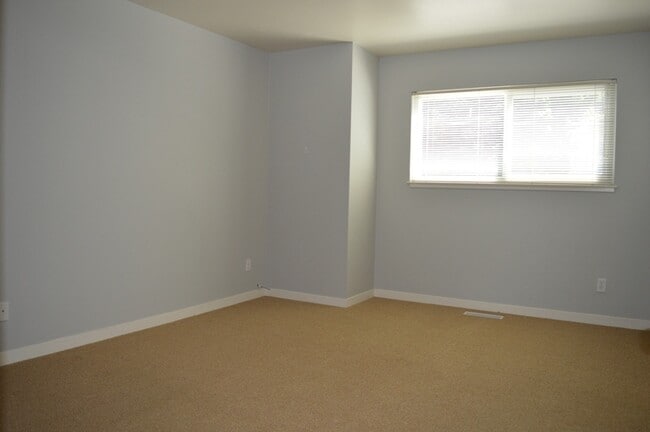 Building Photo - Spacious Two-Story Duplex Near Caledonia