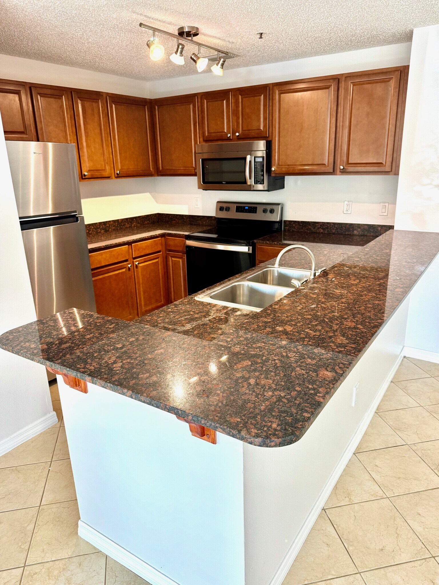 Kitchen - 4045 Crockers Lake Blvd