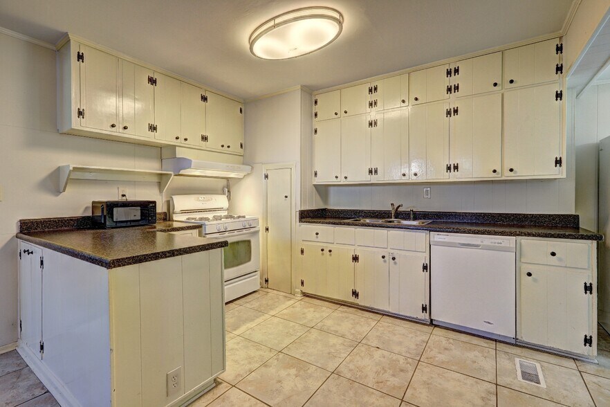 Kitchen 3 - 132 Doran Ave SE