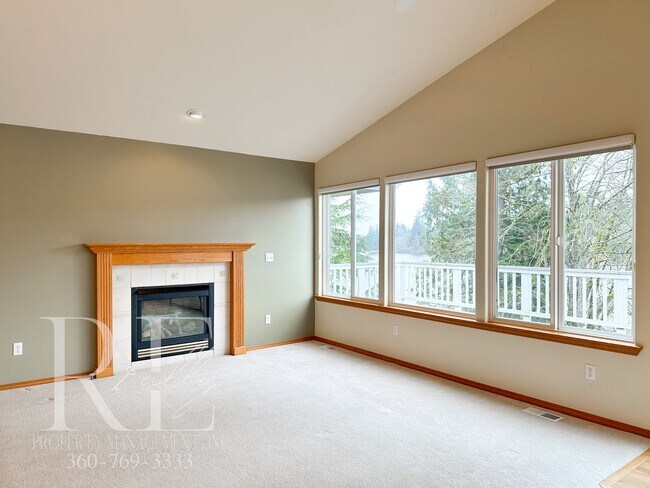 Building Photo - Fantastic Private Lakefront Rambler