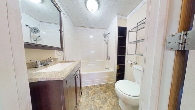 Building Photo - Large home in Galion Schools