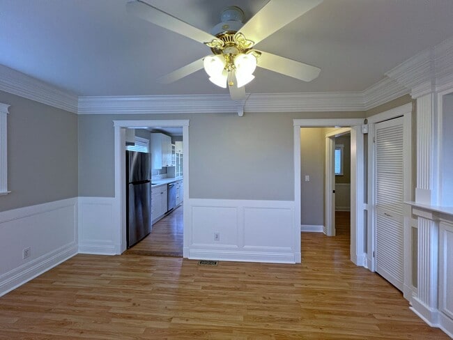 Building Photo - Charming and updated 2 bedroom, 1 bath bun...