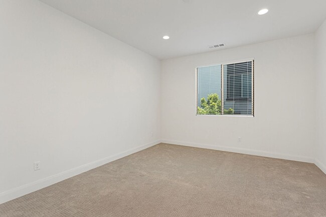 Building Photo - 2116 Solara Ln