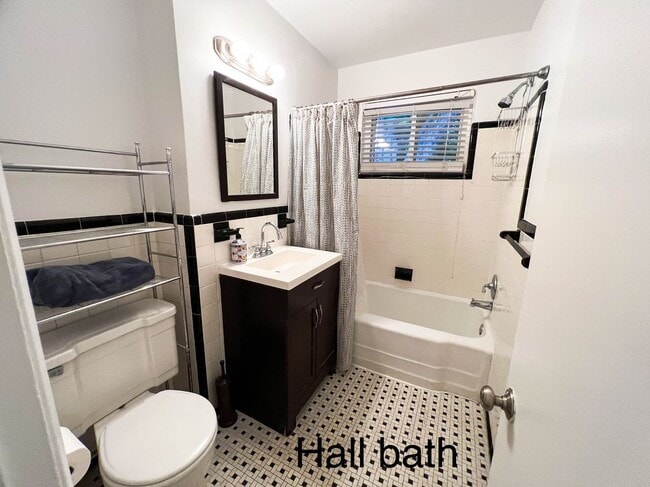 Building Photo - 50's Rambler with 5 BR & 3 BA in One of th...