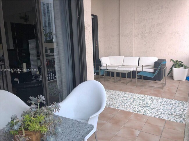 Building Photo - 540 Brickell Key Dr