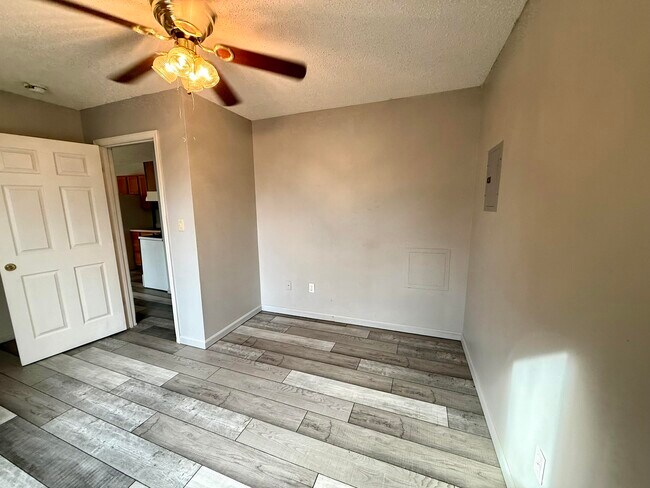 Building Photo - 307 N Maple St