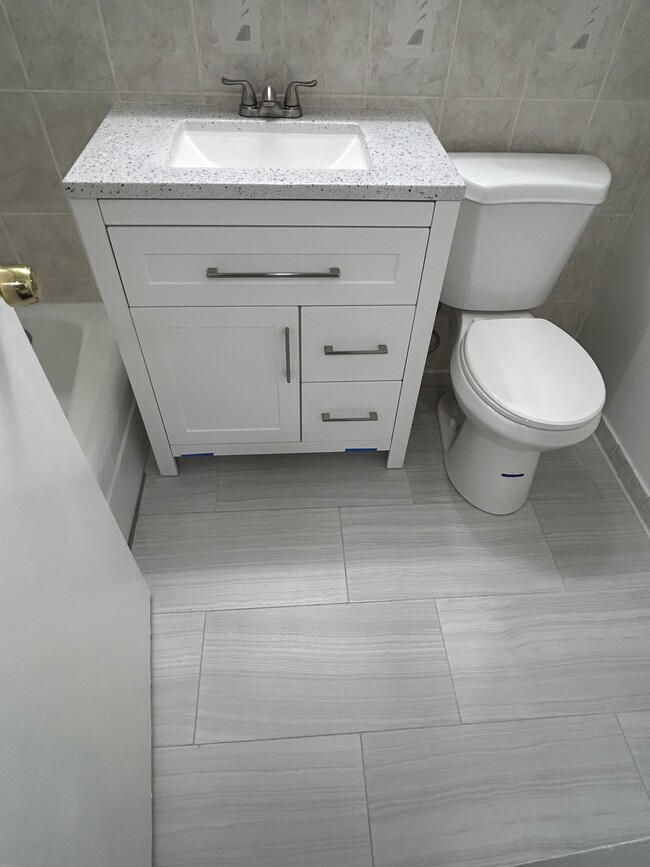 Building Photo - 14 Canterbury Sq