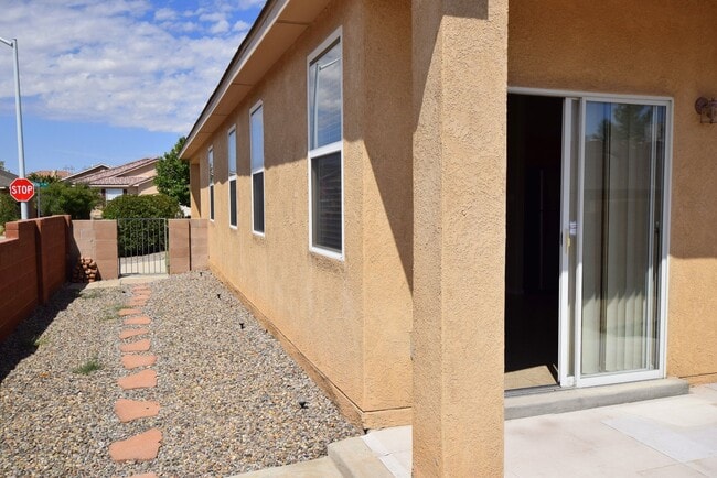 Building Photo - Great 3 Bedroom Home