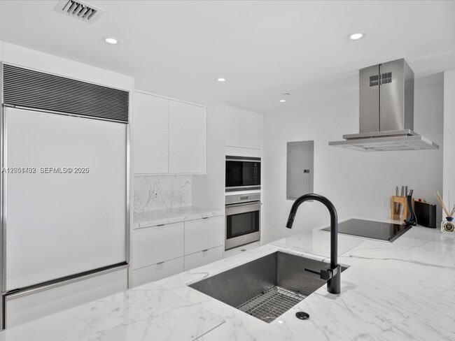 Building Photo - 495 Brickell Ave