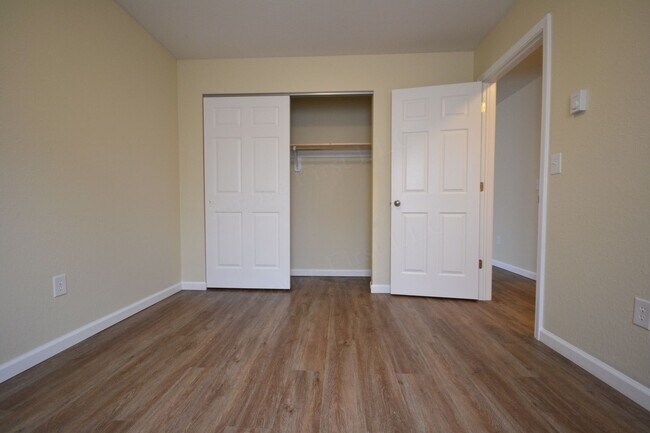 Building Photo - Marshfield Apartments