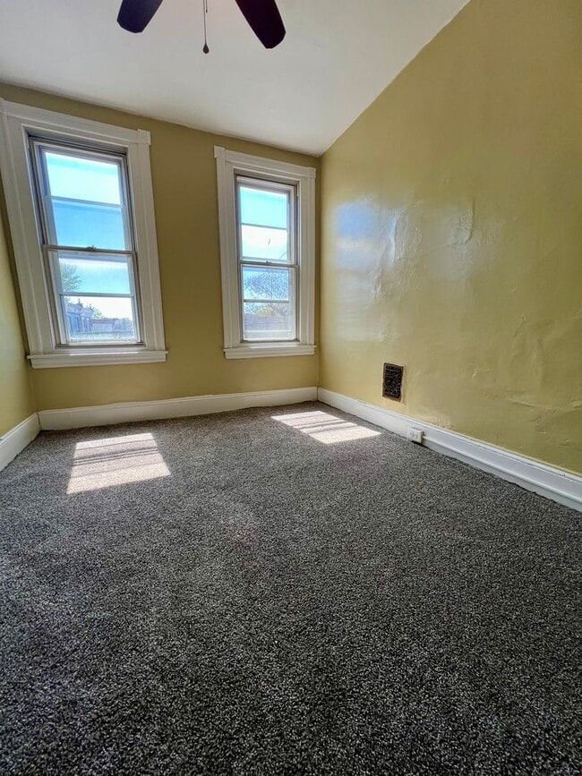 Building Photo - Stunning 3-Bedroom Townhome in Carroll Park! Available NOW!