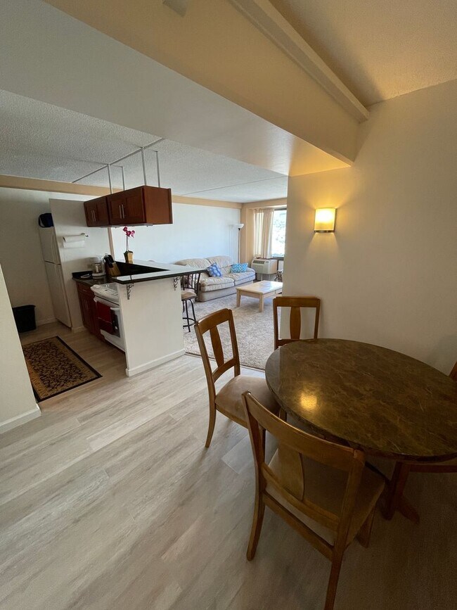 Building Photo - 2 Bed 2 Bath 1 Parking at Marco Polo Apart...
