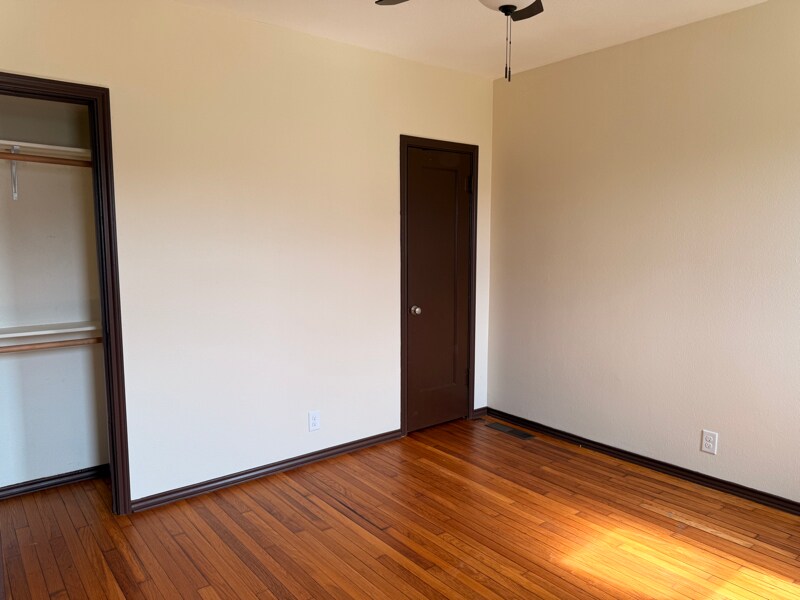 Building Photo - 302 E Sandstone St