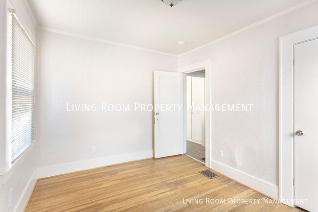 Building Photo - 5521 N Vancouver-