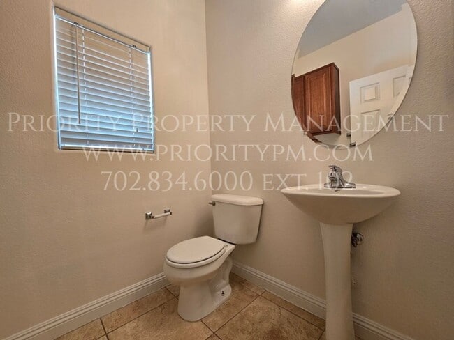 Building Photo - Beautiful 1600+ sq ft.  3 bedroom ~ UPGRADED!