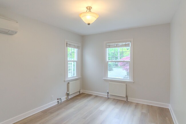 Building Photo - 3bd/1.75ba Seattle Home