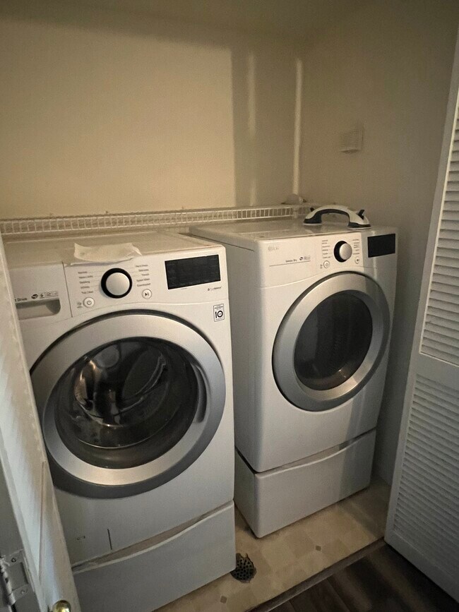 Building Photo - 5427 S Dover St