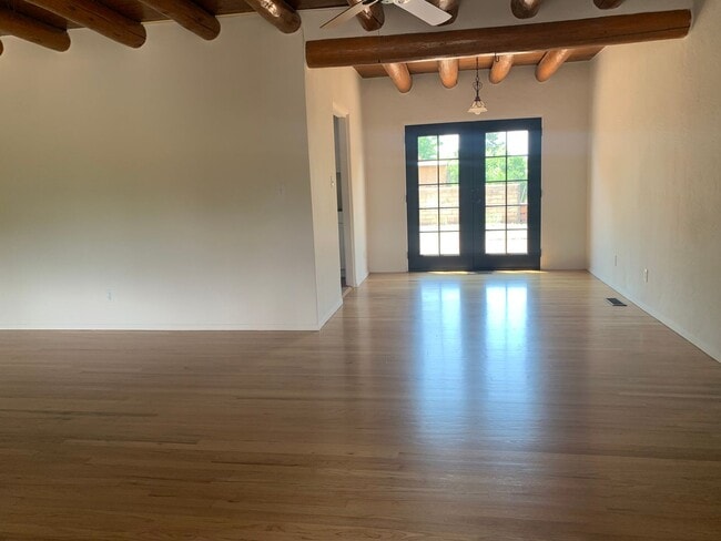 Building Photo - Renovated Santa Fe Home!!