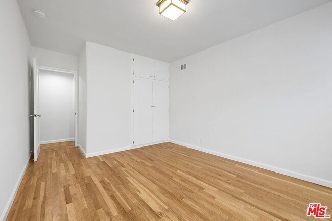 Building Photo - 9344 Valjean Ave