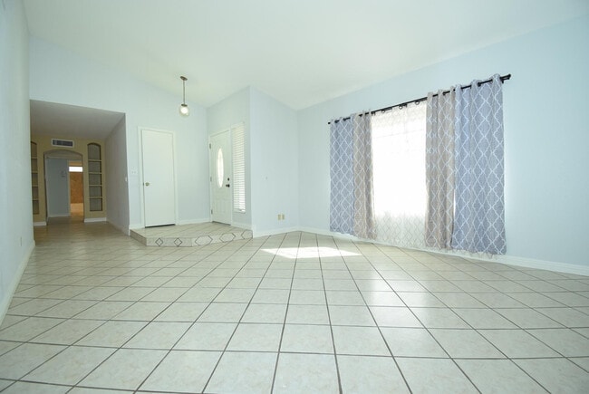 Building Photo - 2250 W Rockwell Dr