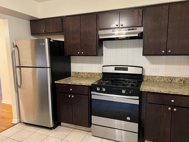 Building Photo - 7542 N Oakley Ave