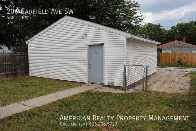 Building Photo - 206 Garfield Ave SW