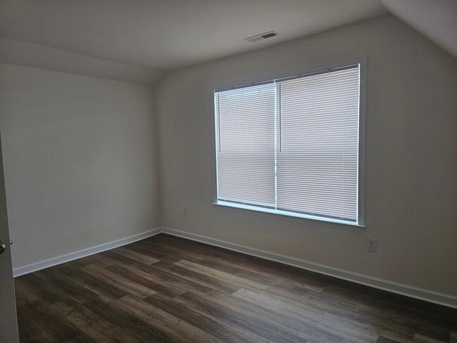 Building Photo - Spacious Duplex close to schools and shopping.