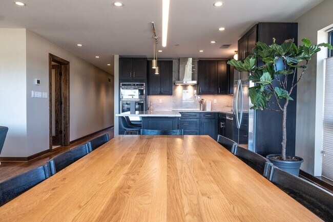 Building Photo - 4 bed / 4.5 bath flat in South Plaza overlooking UMKC and Brookside Blvd