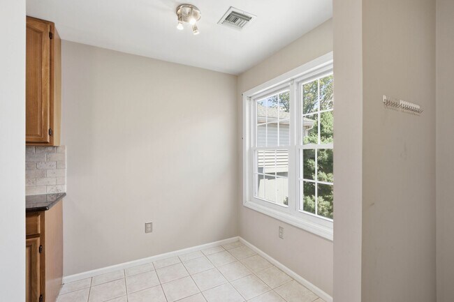 Building Photo - Stunning 3 Bedroom Townhome !