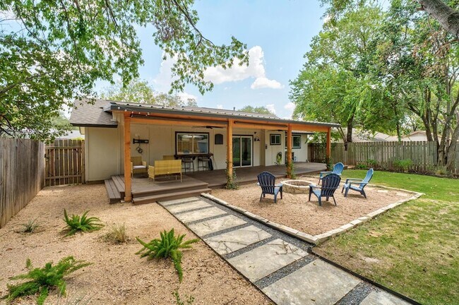 Building Photo - 7404 Lunar Dr