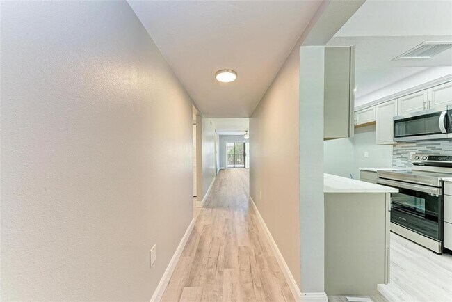 Building Photo - 515 30th Ave W