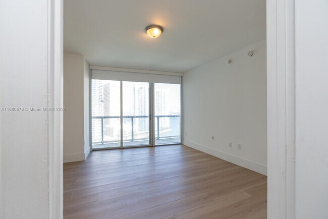 Building Photo - 495 Brickell Ave