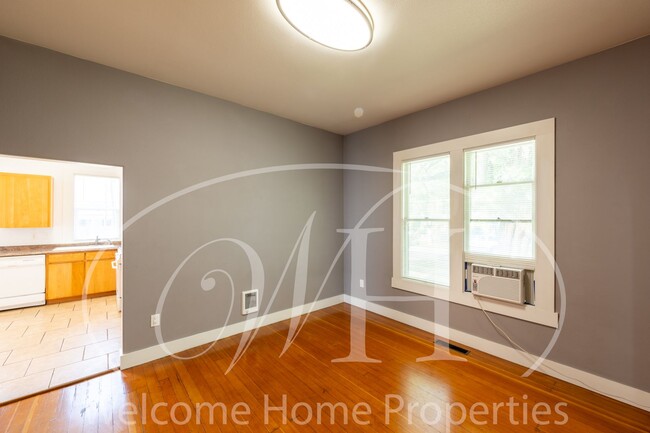 Building Photo - Great 2 Bedroom with Classic Finishes