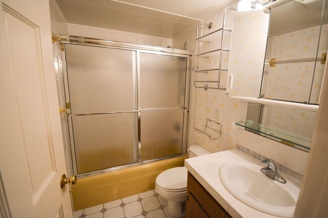 Building Photo - 6 Bed, 3.5 Bath Home for Rent – Retro Char...