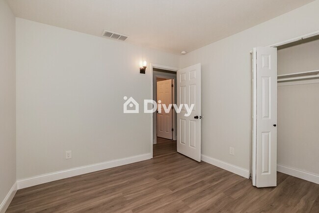 Building Photo - 17500 Fairville Ave, Cleveland, OH 44135