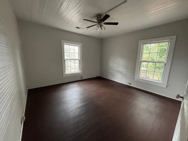 Building Photo - 2 Bedrooms- 1 Bathroom- Apartment in Lindale!