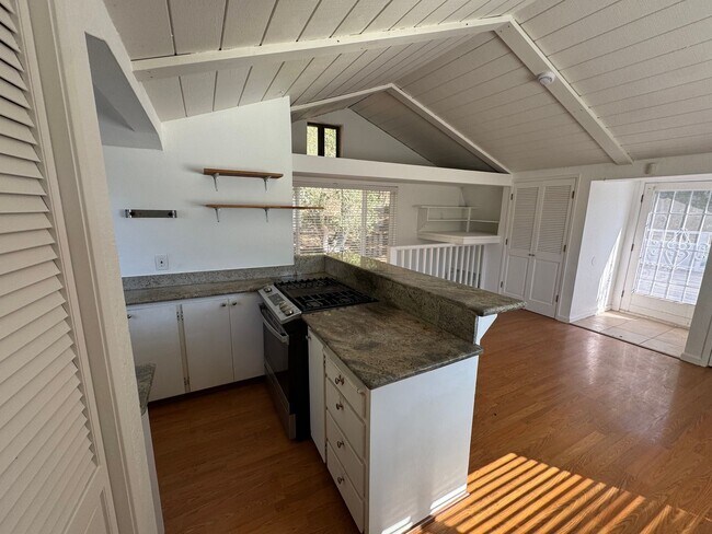 Building Photo - Country Living just minutes from Town