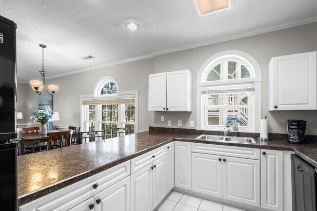 Building Photo - 686 Riverwalk Dr