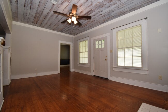 Building Photo - Recently Updated 3 Bedroom House